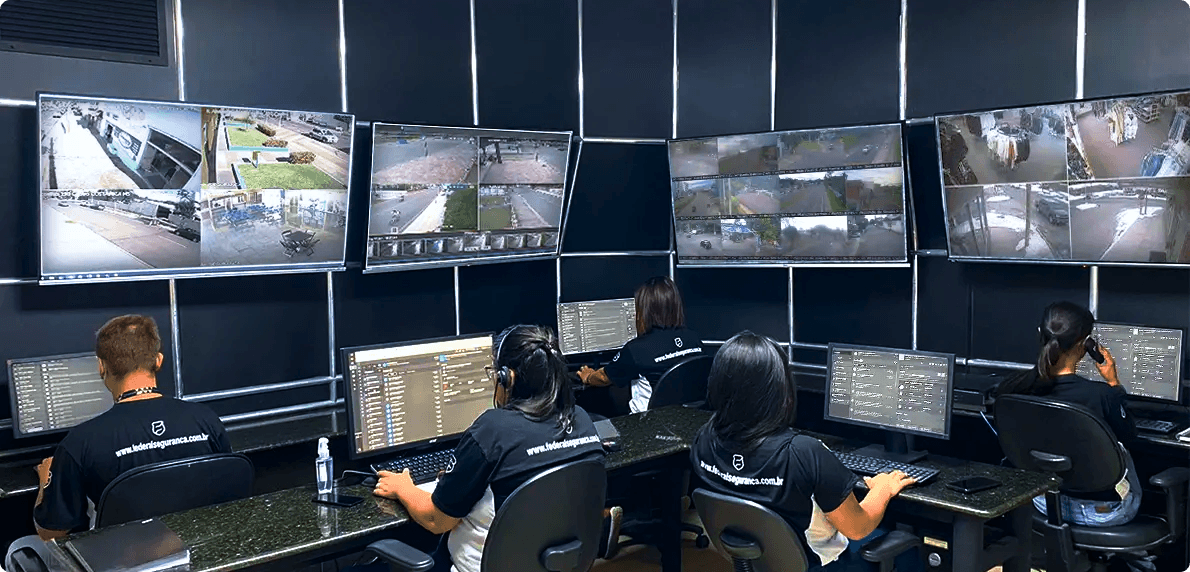 Central de monitoramento Federal Seg com operadores e múltiplas telas