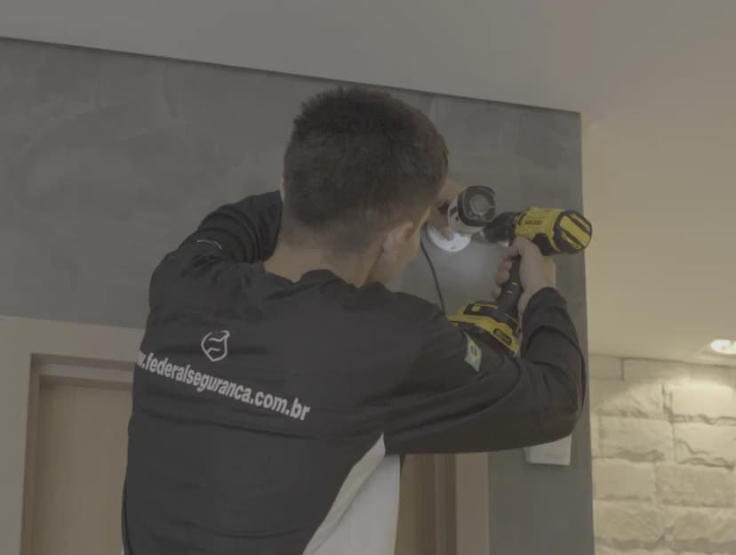 Técnico instalando câmera de segurança